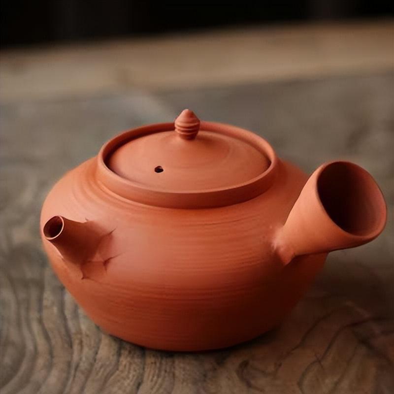 工夫茶最讲究的是：“茶具”与“冲法”。茶具需要成套，种类繁多